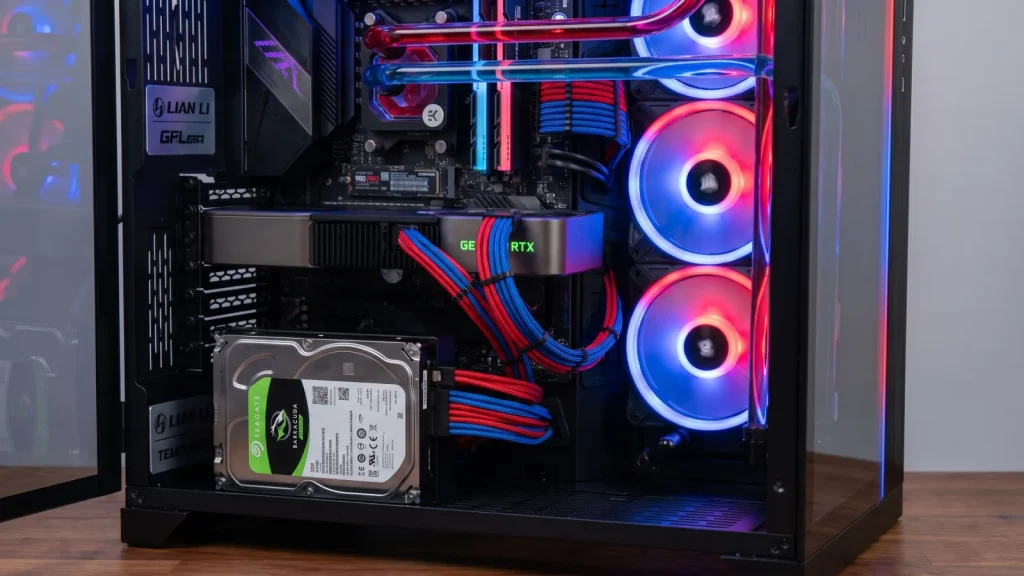 SSD et HDD installés dans un boîtier PC gaming