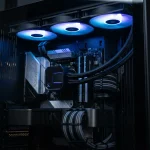 Watercooling AIO 360 mm avec ventilateurs RGB dans un boîtier PC gamer vitré