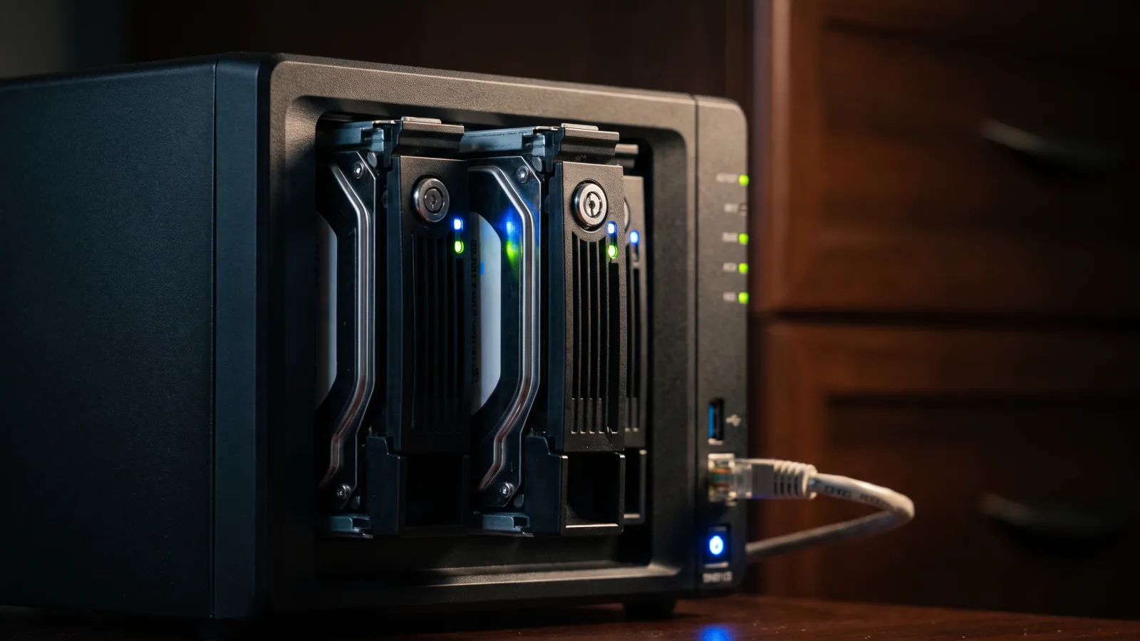 Serveur NAS domestique 4 baies avec tiroirs de disques durs et LED d activite
