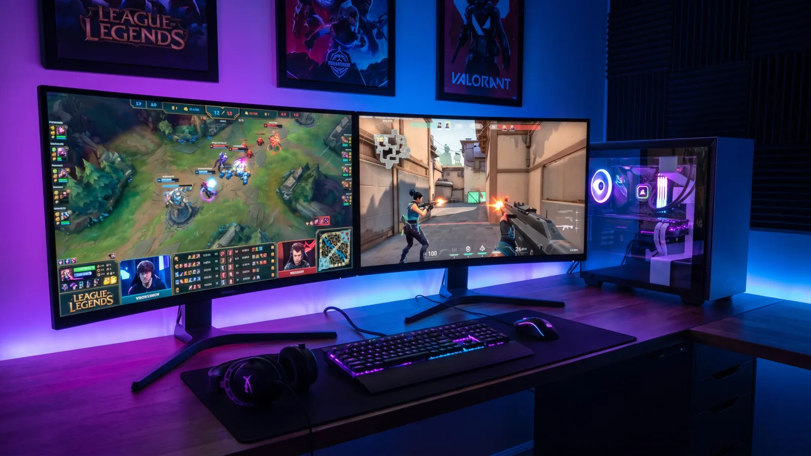 Setup gaming avec double ecran 4K et peripheriques RGB
